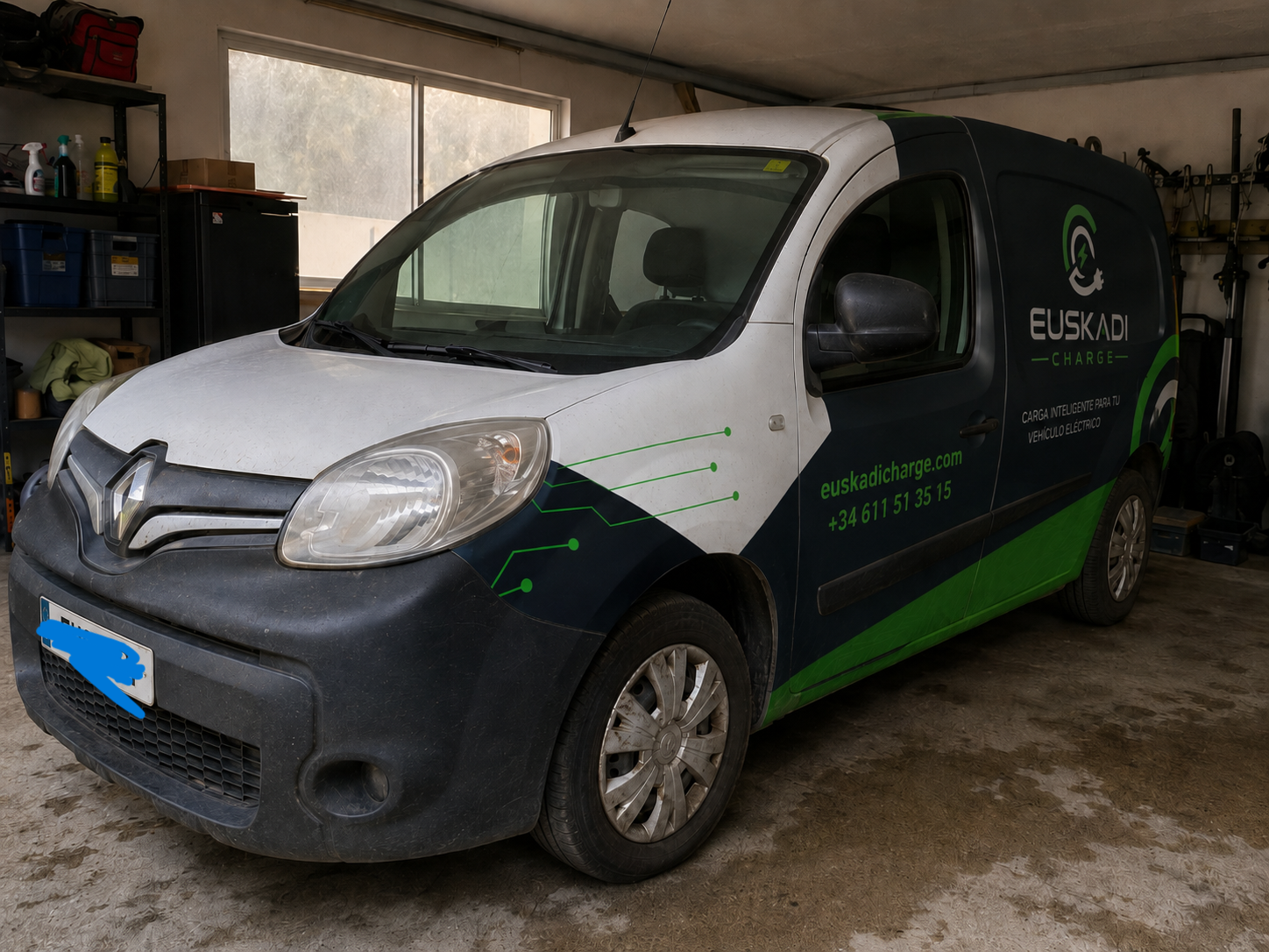Furgoneta de Euskadicharge para instalación de cargadores de coche eléctrico en País Vasco