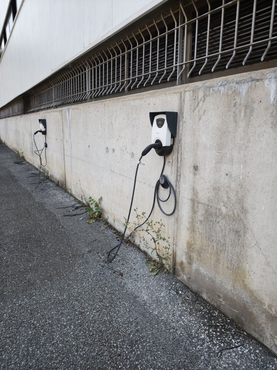 Instalación de cargadores para coche eléctrico de 7,4 kW en nave industrial de Júndiz Vitoria con canalización por regiband