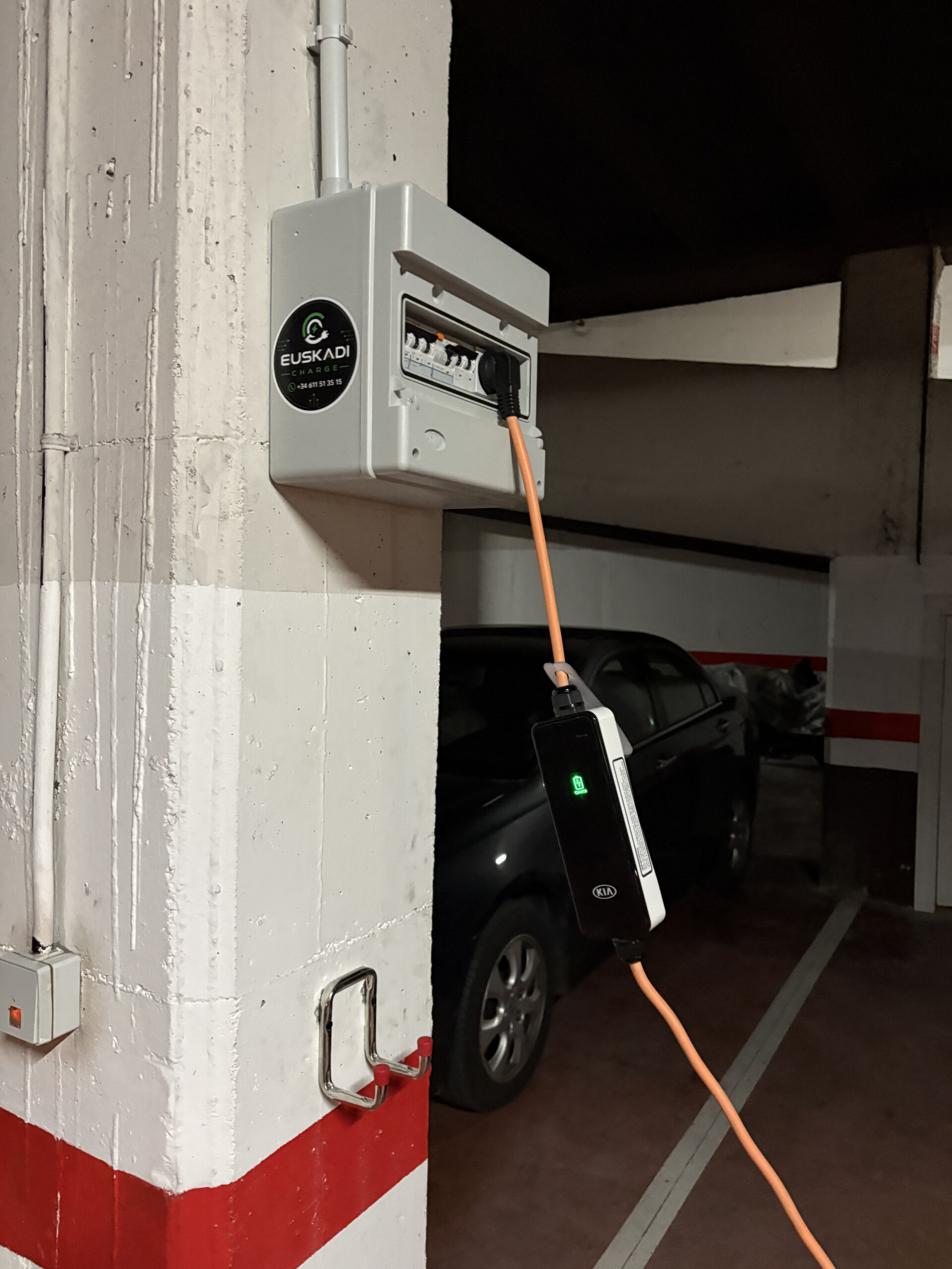 Instalación de cuadro eléctrico para cargador de coche eléctrico híbrido enchufable con canalización de 34 metros
